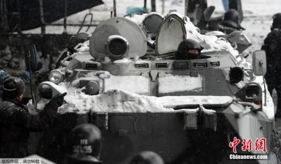 圖為烏克蘭警方派出裝甲車(chē)駛向抗議人群。