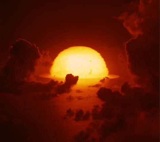 1961年，南太平洋上空，氫彈爆炸后的大火球開始擴(kuò)散。