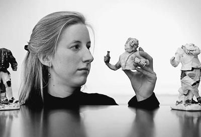 在英國倫敦，拍賣行員工展示邁森瓷器。