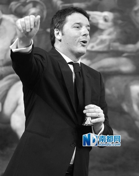 2月22日，在意大利羅馬總理府，新任總理馬泰奧·倫齊搖鈴象征正式行使總理權(quán)力。