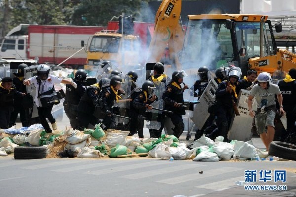 當?shù)貢r間2月18日，泰國曼谷警方與示威者發(fā)生沖突。