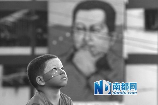 3月5日，一名委內(nèi)瑞拉兒童仰望天空，他身后是查韋斯的陵墓。