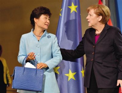 26日，默克爾與來訪的樸槿惠會(huì)晤。