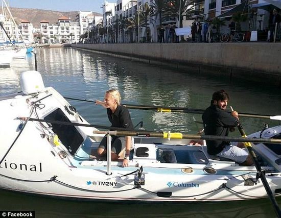 男女主角與他們的“小伙伴”，名叫“馬迪巴精神”的皮劃艇。