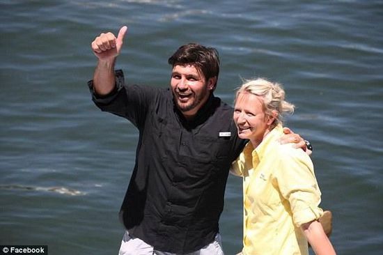 抵達(dá)邁阿密時(shí)，曼瑟驕傲地豎起了大拇指。