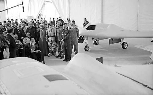 　哈梅內(nèi)伊（中）11日參觀伊朗版RQ-170無人機(jī)。