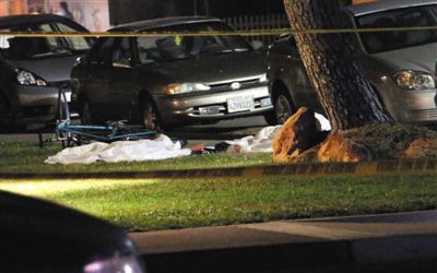 5月23日在美國(guó)加州大學(xué)圣巴巴拉分校附近的槍擊現(xiàn)場(chǎng)拍攝的死者遺體。