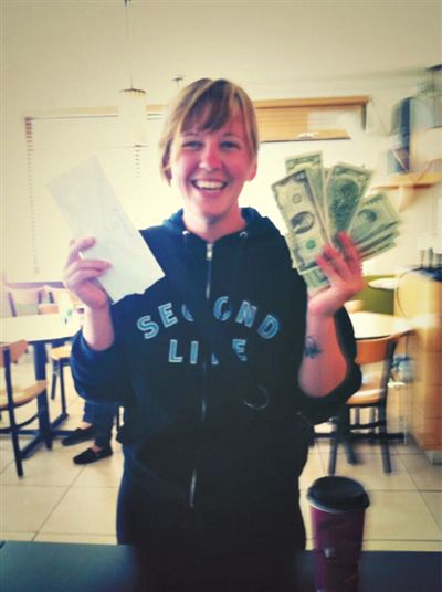 找到錢的“粉絲”會(huì)上傳一張與錢的合照。