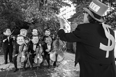 4日在布魯塞爾，非政府組織『樂施會』成員戴著七國首腦面具演奏名曲《錢錢》，批評七國政策導致全球貧富差