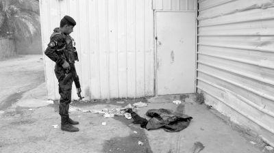 7月13日，伊拉克巴格達(dá)，警察在發(fā)生槍殺案的現(xiàn)場(chǎng)勘察。