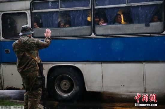 烏克蘭頓涅茨克，烏克蘭政府軍對(duì)當(dāng)?shù)爻掷m(xù)炮擊，民眾為躲避戰(zhàn)火，紛紛登上列車離開。