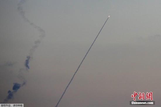 當(dāng)?shù)貢r(shí)間2014年7月13日，以色列斯德洛特，從加沙地帶飛往以色列境內(nèi)的導(dǎo)彈劃破夜空。