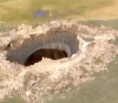 俄羅斯發(fā)現(xiàn)長(zhǎng)約80米巨坑外界猜測(cè)系外星人所為 俄羅斯發(fā)現(xiàn)長(zhǎng)約80米巨坑外界猜測(cè)系外星人所為