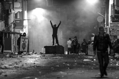 　10月8日，在土耳其伊斯坦布爾，同情難民遭遇的庫爾德人進行游行示威，指責政府應對“伊斯蘭國”武裝不