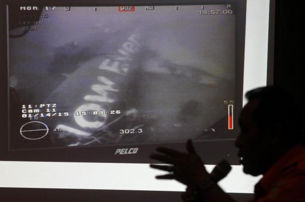 這是1月14日新加坡國防部長黃永宏在其社交網(wǎng)站上傳的亞航失事航班QZ8501機身照片。