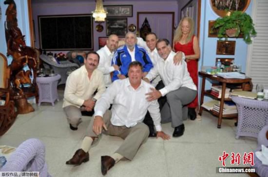 當(dāng)?shù)貢r(shí)間2015年2月28日，古巴哈瓦那，古巴前領(lǐng)導(dǎo)人菲德?tīng)枴たㄋ固亓_接見(jiàn)被美國(guó)釋放的5名間諜合影。