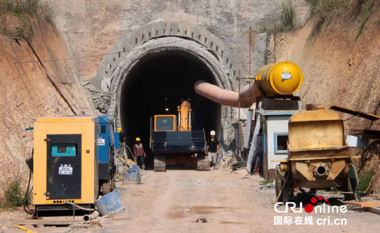 斯里蘭卡南部鐵路項(xiàng)目隧道施工現(xiàn)場(chǎng)。(攝影：孫洋)