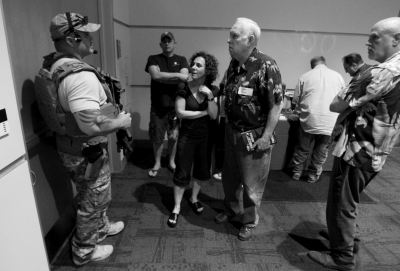 　5月3日，警察在案發(fā)后暫時阻止與會者離開展覽。