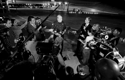 警方發(fā)言人接受記者采訪。