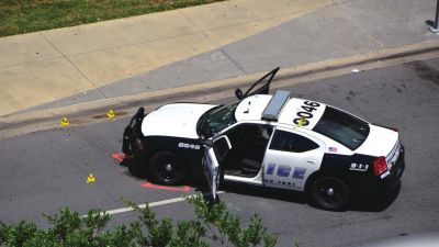 被槍手擊中的警車。新華社發(fā)