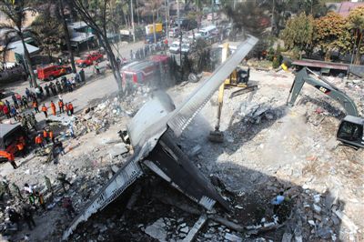 7月1日，搜救人員在印尼軍機(jī)墜毀現(xiàn)場(chǎng)進(jìn)行搜救和清理工作。