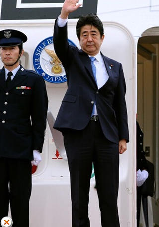 安倍在機(jī)場告別，面色凝重