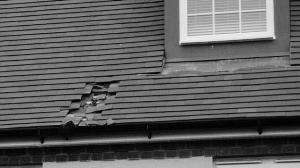 被砸出的洞。