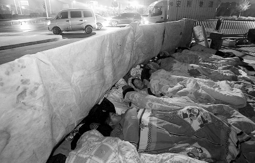 在寒冷的冬夜，為了能省點錢，方便接活，民工們?nèi)运跇蛳隆? complete=