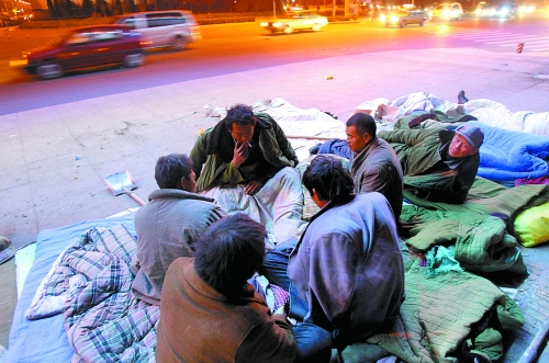 寒風(fēng)里，他們以打牌來打發(fā)枯燥的生活。