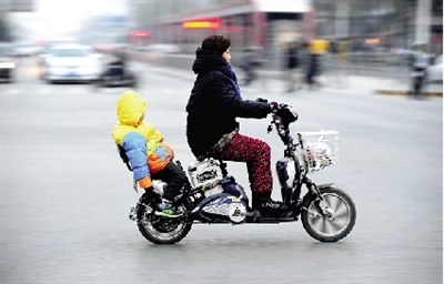 昨日下午，隴海西路桐柏路口，紅燈亮起的瞬間一輛電動(dòng)車闖過(guò)路口。