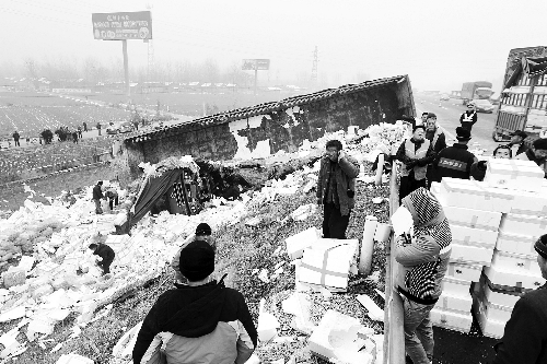　京港澳高速長葛段，又一輛拉蔬菜的車翻在路邊