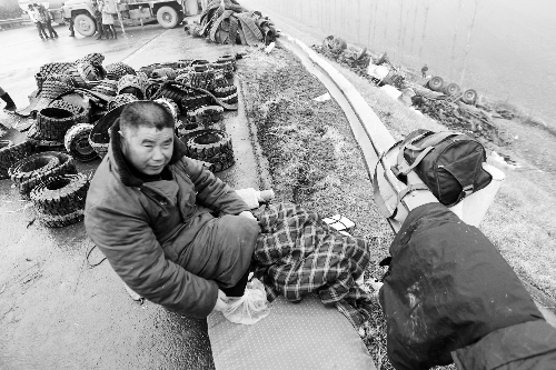 　出事司機的鞋找不到了，只好用塑料袋套著腳取暖