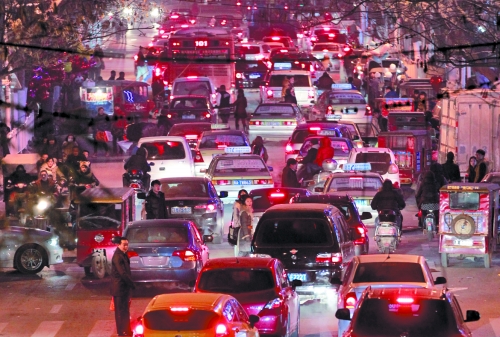 昨晚11點，二七廣場仍較擁堵。圖為東太康路在擁堵中。