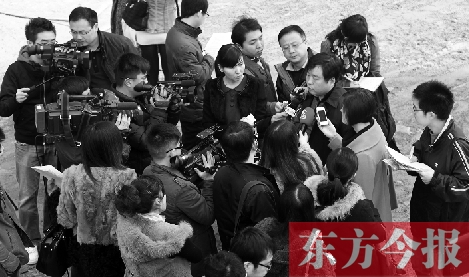 經(jīng)適房“下課”，公租房的申請、租金等備受關(guān)注，圖為鄭州市房管局規(guī)劃和住房保障處處長馮榮智被媒體記者“