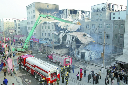 風(fēng)助火勢，6座相鄰的居民樓加建的板房樓陸續(xù)被大火引燃。