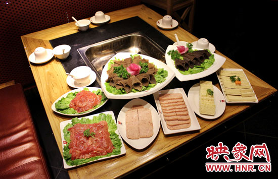 巴奴毛肚火鍋主打的就是半份的菜品。例如這個巴奴毛肚，整份的是42元，而半份只要21元，既便宜又實惠。