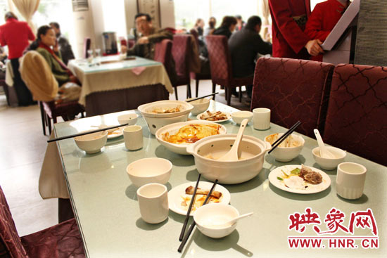 3月22日，阿五美食英協(xié)路店幾位顧客用完餐后，盤子里的食物所剩無幾。