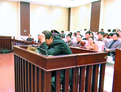 庭審中，楊某一直沒(méi)有抬頭。