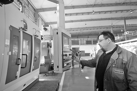 　　▲5月7日，來自德國的專家正在中原內配股份有限公司的生產(chǎn)線上調試設備。