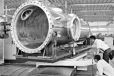 ▲5月6日，河南飛宇實業(yè)有限公司的技術人員正在調試設備，準備試生產(chǎn)。