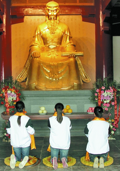 千余學(xué)子拜“許圣” 千余學(xué)子拜“許圣”