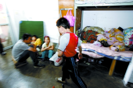 孩子們住在這里，沒有上學，大部分時間是練功，出去表演