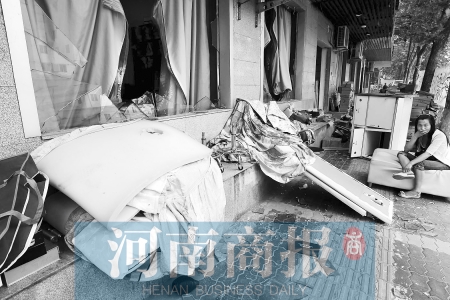 　多間臨街商鋪夜間被砸，店里的沙發(fā)、貨品等被搬到了戶外  侯建勛/攝