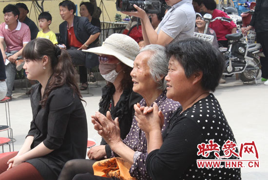 活動吸引了十里八鄉(xiāng)的鄉(xiāng)親們前來觀看 活動吸引了十里八鄉(xiāng)的鄉(xiāng)親們前來觀看