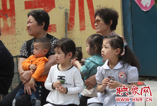 無論大人孩子都在認(rèn)真聽?wèi)? style= 無論大人孩子都在認(rèn)真聽?wèi)? complete=