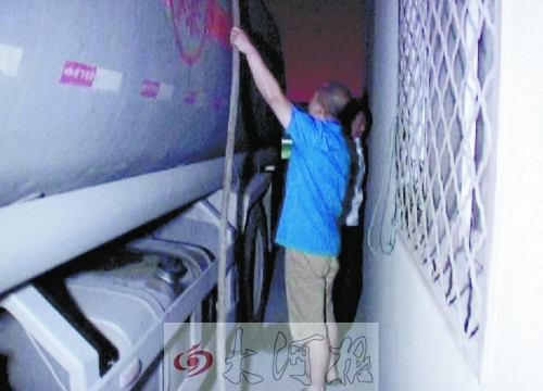 油罐車(chē)司機(jī)用油泵將油從罐車(chē)抽到平房旁的塑料桶里 油罐車(chē)司機(jī)用油泵將油從罐車(chē)抽到平房旁的塑料桶里