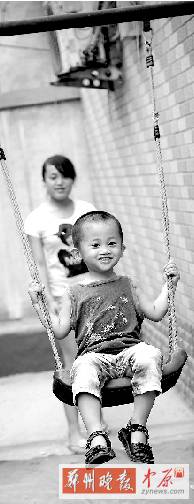 張麗梅說，兒子的每張笑臉，都會(huì)讓自己看到希望。