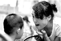 　張麗梅的發(fā)音吐字并不清晰。但她每次教兒子練習(xí)，都力求做到“聲情并茂”。