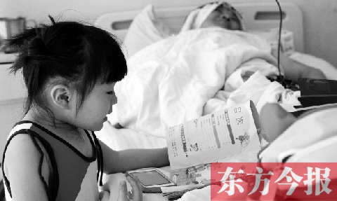 　昨天上午，鄭州市骨科醫(yī)院病房內(nèi)，李剛躺在病床上，女兒嘟嘟在安靜地看書