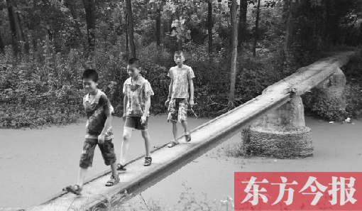 這座寬僅0.4米的危橋，承擔(dān)著1000多人的出行